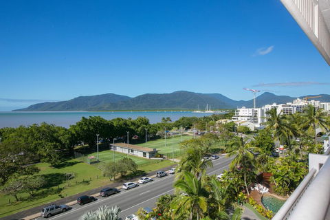Cairns Luxury Seafront Apartment - Yamba Accommodation 1