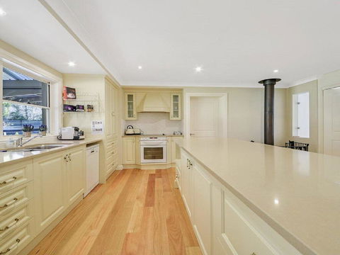 Camelot - Superbly Proportioned And Ideally Located - Yamba Accommodation 3