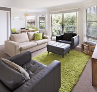 Caribou 3 - Modern  spacious with views over Lake Jindabyne - Yamba Accommodation