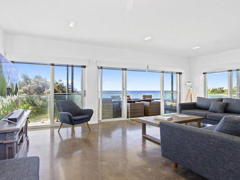 Catalina - Brand New House - Yamba Accommodation 2