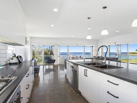 Catalina - Brand New House - Yamba Accommodation 3