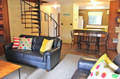 Cedar Holiday Units - Apartment 3 - Yamba Accommodation 0