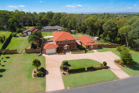 Charming Brisbane Acreage Pool - Yamba Accommodation 1