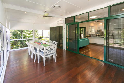 Charming Home By The Sea - Yamba Accommodation 3