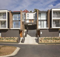 Chilam 'B' - Sophisticated style with views to the lake  mountains - Yamba Accommodation