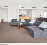 City-Centre Apartment With River Views and Balcony
