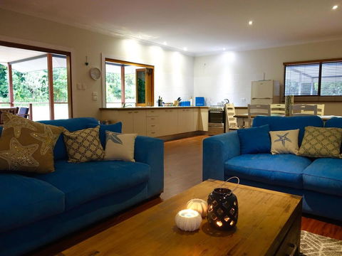 Coconut Beach House - Yamba Accommodation 3