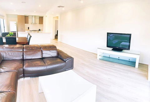 Comfortable 4BR 2Bath House Tarneit Melbourne - Yamba Accommodation 2