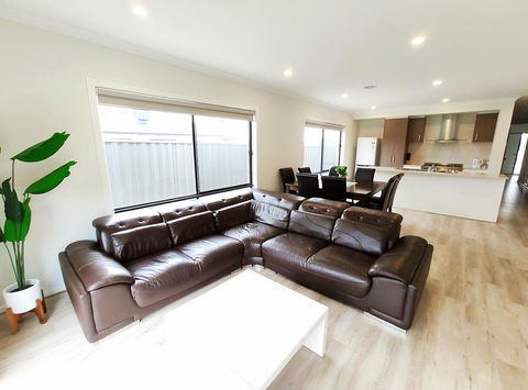 Comfortable 4BR 2Bath House Tarneit Melbourne - Yamba Accommodation 0