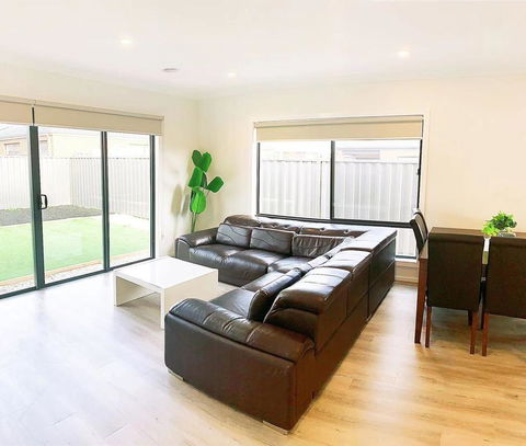 Comfortable 4BR 2Bath House Tarneit Melbourne - Yamba Accommodation 3