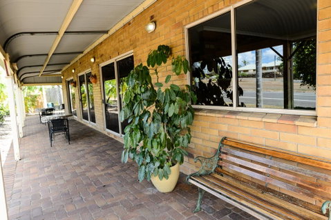 Country Comfort Gin Gin Wild Scotsman Motor Inn - Yamba Accommodation 3