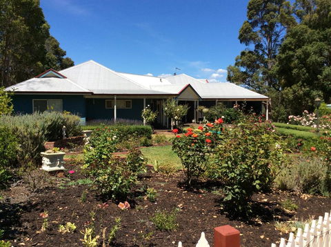 Crabapple Lane - Yamba Accommodation 0