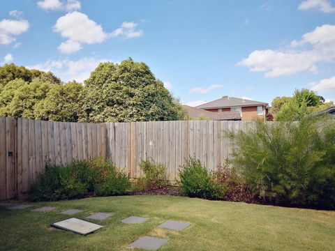 Delicate And Peaceful Bundoora Townhouse 20-R3 - Yamba Accommodation 1