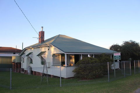 Dillons Cottage - Yamba Accommodation 0