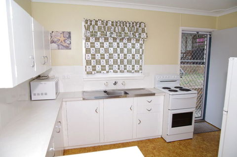 Dunroamin, 20 Main Street - Yamba Accommodation 3