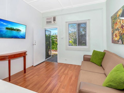 Easy Going Holiday Unit On McKenzie MK5 - Yamba Accommodation 0