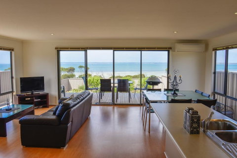 Edgewater Escape - Yamba Accommodation 3