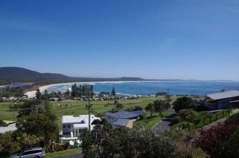 Endeavour, 10 Dulconghi Street - Yamba Accommodation 1