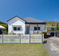 Escape to the Cottage 68 Tomaree Rd pet friendly and boat parking and WIFI - Yamba Accommodation