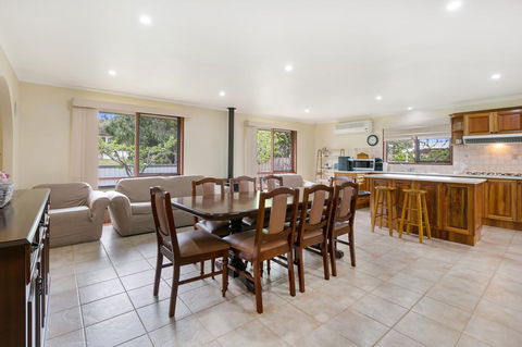 Family Getaway - Walk To Bay Beach - Yamba Accommodation 2