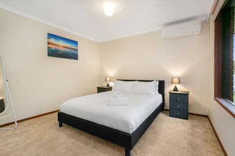 Family Getaway - Walk To Bay Beach - Yamba Accommodation 3