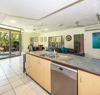Fannie Bay Art House - Yamba Accommodation