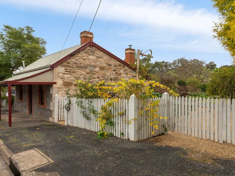 Fig Tree Cottage - Yamba Accommodation 0
