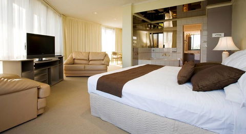Frankston International - Yamba Accommodation 1