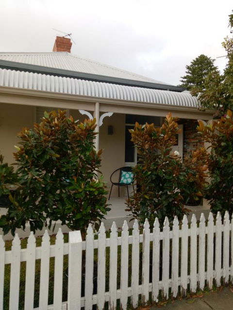 FUNKY COTTAGE - Yamba Accommodation 0