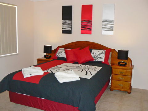 Geraldton Luxury Vacation Home - Yamba Accommodation 0