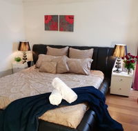 GIRLS ONLY. Large bedroom with KING bed close to everything - Yamba Accommodation