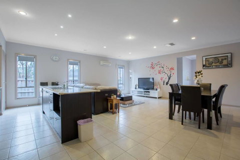 Gorgeous 4BR Home In Point Cook - Yamba Accommodation 3