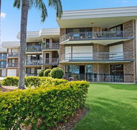 Great location close to waterfront Shops Restaurants and Cafes. - Yamba Accommodation
