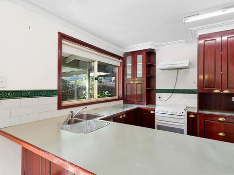GUMS & ROSES - Family Home In The Heart Of Town. - Yamba Accommodation 3