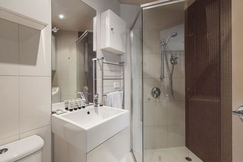 Heart Of Sandringham Apartment By Ready Set Host - Yamba Accommodation 3