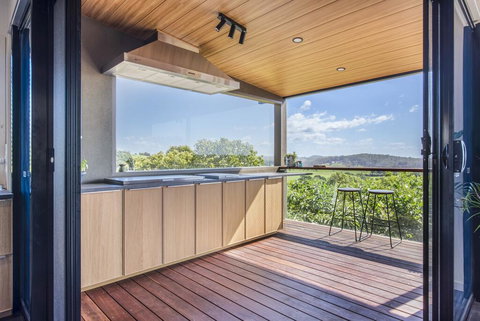 Hilltop Hideaway Luxury Style - Yamba Accommodation 2