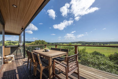 Hilltop Hideaway Luxury Style - Yamba Accommodation 3