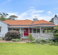 Hillview Cottage - classic country comfort and charm - Yamba Accommodation