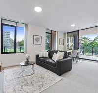 HomeHotel walking distance to Train and Westfield. - Yamba Accommodation