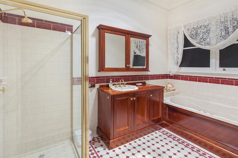 Hopkins River Homestead - Fireplace, Linen, WiFi, 4 Bdrm - Yamba Accommodation 3
