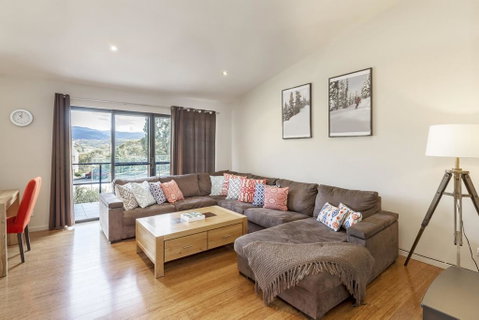 Khione 1 - Modern & Spacious With Views Towards Lake Jindabyne & The Mountains Beyond - Yamba Accommodation 2