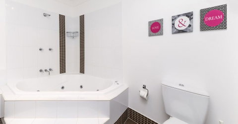 Khione 1 - Modern & Spacious With Views Towards Lake Jindabyne & The Mountains Beyond - Yamba Accommodation 3