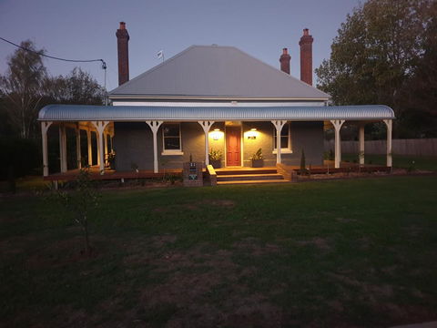 Kings Cottage Uralla - Yamba Accommodation 0
