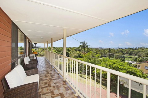 KINGSCLIFF HOLIDAY HOME ON THE HILL - SYD'S VIEW - Yamba Accommodation 3