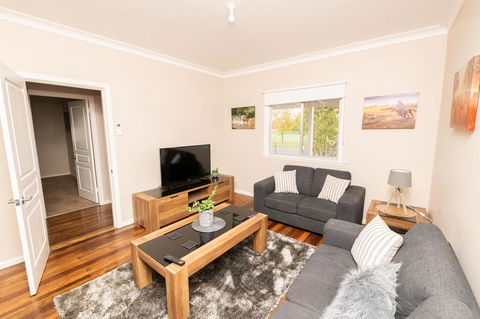 Kinross On Cox Sweet, Neat & Simple + Wifi - Yamba Accommodation 2