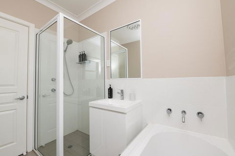 Kinross On Cox Sweet, Neat & Simple + Wifi - Yamba Accommodation 1