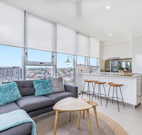 KOZYGURU NEWSTEAD DESIGNER 2 BED APT FREE PARKING POOL  GYM QNE088 - Yamba Accommodation
