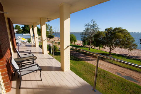 Lake Boga Waterfront Holiday House - Yamba Accommodation 1