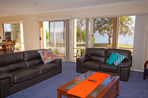 Lake Boga Waterfront Holiday House - Yamba Accommodation 2
