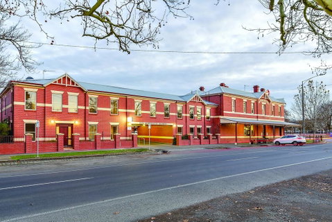 Lake Inn - Ballarat - Yamba Accommodation 0